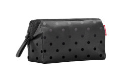 Reisenthel Kulturtasche Travelcosmetic: schwarze rechteckige Kulturtasche aus Polyester mit glänzenden schwarzen Punkten, schräge Ansicht.