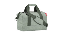 Reisenthel Reisetasche Allrounder M aus hellgrünem Polyester mit dunkelgrünen Griffen und einem roten Anhänger auf weißem Grund.