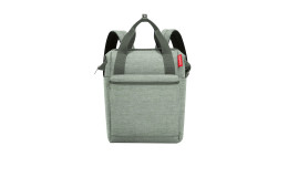 Reisenthel Rucksack Allrounder R: hellgraues Polyester, schwarze Gurte, roter Seitenanhänger.