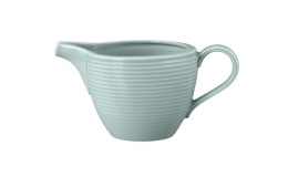 Seltmann Milchkännchen Beat Arktisblau 290 ml mit gerippter Textur, Henkel und Ausguss auf weißem Grund.