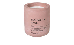 Duftkerze Fraga 8 cm aus Beton in rosa mit einer schwarzen Schrift bedruckt und weißem Wachs.