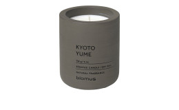 Duftkerze Fraga 8 cm aus Beton in grün / grau mit einer schwarzen Schrift bedruckt und weißen Wachs.