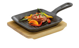 Pfanne BBQ mit Holzbrett, Pfanne aus schwarzem Gusseisen, Ansicht im Gebrauch