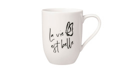 Becher La vie est belle in weiß mit schwarzer Schrift 