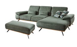Komfort-Ecksofa plano|FORM Este in einem grünen Bezugsstoff und einem Sichtrahmen in Wildeiche.