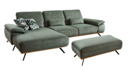 Komfort-Ecksofa plano|FORM Este in einem grünen Bezugsstoff und einem Sichtrahmen in Wildeiche.