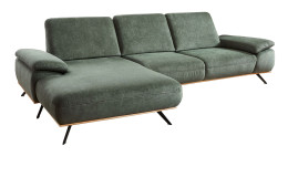 Basis-Ecksofa plano|FORM Este in einem grünen Bezugsstoff mit einem Sichtrahmen in Wildeiche.