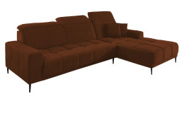 Komfort-Wohnlandschaft Luan in einem braunen Bezugsstoff mit zwei Zierkissen.