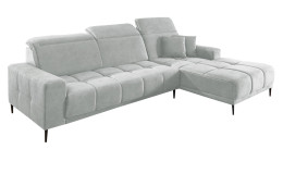 Komfort-Wohnlandschaft Luan in einem hellgrauen Bezugsstoff mit zwei Zierkissen.