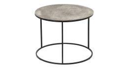 Beistelltisch Padma mit einem schwarzen Gestell und einer silbernen Metalltischplatte.