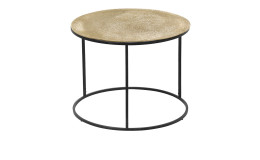 Beistelltisch Padma mit einem schwarzen Gestell und einer goldenen Metalltischplatte.