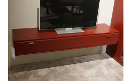 Ein Flachbildfernseher steht auf einer an der Wand montierten Vilano Silea-Medienkonsole mit einer einzigen großen Schublade.