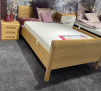 Bettgarnitur MONDO Comfort Plus 120 x 200, weiße Matratze, rosa Kissen und Nachttisch in einem gemütlichen Zimmer.