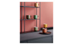 Sechs Henkelbecher Coppa 400 ml von ASA Selection dekorieren schwarze Regale und ein Tablett vor rosa Wand.