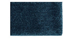 Nahaufnahme des Astra Teppich Savona 80 x 150 cm aus dunkelblauem Polypropylenplüsch vor weißem Hintergrund.