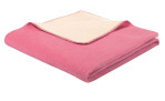 Die Wohndecke Doubleface 150 x 200 cm, rosa mit cremefarbener Unterseite, ist gefaltet und gestapelt auf weißem Grund.