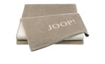 Gefaltete beige JOOP! Wohndecke Melange Doubleface 150x200 cm, mit weißem Logo, auf weißem Hintergrund.