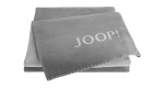 Gefaltete JOOP! Wohndecke Uni Doubleface, 150 x 200 cm, mit Schriftzug und sichtbaren Nähten, auf weißem Hintergrund.