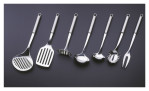 Sieben Justinus Bestecke Küchenutensilien inkl.. Kartoffelstampfer ProfiLine auf dunkler Oberfläche.