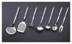 Sieben silberne Justinus Bestecke Pfannenwender ProfiLine Küchenwerkzeuge, darunter Schöpfkellen und Pürierstab, auf einer dunklen Oberfläche.