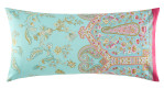 Bassetti Satin-Kissenhülle Indian Roses 40x80 cm: Naturfaser, florales & Paisley-Muster, hellblau mit pinkem Rand.