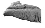 Eine Essenza Bettwäsche Jule 155 x 220 cm in Grau steht auf einem Bett vor einem weißen Hintergrund.