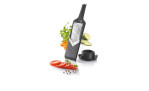 Der GEFU V-Hobel Violi® aus Kunststoff und Metall schneidet Tomaten, Gurken und Kräuter auf weißem Hintergrund.