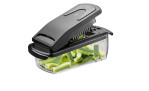Der GEFU Würfel-/Stifteschneider Treppo schneidet Gurken direkt in den klaren Behälter mit sichtbaren Stücken.