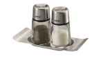 Das GEFU Salz- / Pfefferstreuer Brunch 8 cm Set besteht aus Glasstreuern mit Metalldeckeln auf einem passenden Metalltablett.