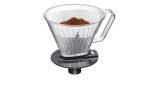 GEFU Kaffeefilter Fabiano Größe 4 mit gemahlenem Kaffee auf einem schwarzen Ständer, bereit zum Brühen.