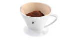 Der GEFU Kaffeefilter Sandro Größe 2 mit Filter und Kaffeesatz, abgebildet auf einem schlichten weißen Hintergrund.