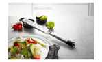 Eine GEFU Fein- und Grobreibe Primeline steht auf einer Arbeitsplatte neben Limetten, Tomaten und einem Avocado-Salat auf einer Platte.