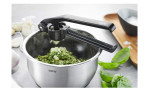 GEFU Knoblauchpresse Presso presst Knoblauch ins Pesto; Basilikum und Knoblauch sorgen für frische Dekoration in der Nähe.