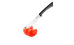 Ein GEFU Allzweckmesser Senso schneidet durch eine rote Tomate auf weißem Hintergrund.