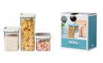 Das Mepal Vorratsdosen-Set Omnia 3-tlg. bewahrt Nudeln, Reis und Marshmallows neben der Verpackungsbox auf.