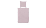 Einzelbett mit hellrosa Renforce-Bettwäsche Stone Washed 135x200 cm, abgebildet auf weißem Hintergrund.