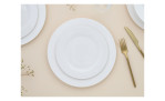 Dessertteller Fleur Royal 20 cm von Creatable mit goldfarbenem Besteck und kleinen Deko-Pflanzen auf beigem Tisch.