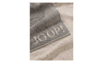 EIN JOOP! Handtuch Classic 50x100 cm in Graphit-grau ruht auf einem beigen Naturfaser-Handtuch.
