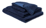 Stapel von JOOP! Handtuch Classic von Joop, marineblau mit kontrastierender blauer Ecke, hergestellt aus weicher Naturfaser.