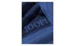 Nahaufnahme eines gefalteten Joop JOOP! Handtuch Classic (50x100 cm) in marineblau mit eingewebtem "JOOP!" in hellblau am Rand.