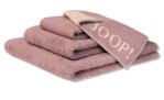 Ein Stapel mauvefarbener JOOP! Handtuch Classic 50x100 cm, eines davon mit dem Joop-Logo obenauf.