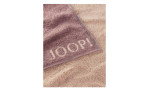 Ein mauvefarbenes JOOP! Handtuch Classic liegt auf einem hellbeigen Handtuch, beide haben eine weiche, strukturierte Oberfläche.