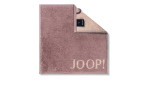 Ein mauvefarbenes JOOP! Seiftuch Classic 30x30cm mit beigem Logo und schwarzem Joop-Anhänger an der Ecke.