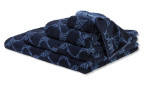 Fein säuberlich gefaltetes JOOP! Handtuch Classic Cornflower von Joop, marineblau mit geometrischem Muster, auf weißem Grund.
