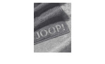 Nahaufnahme des JOOP! Duschtuch Classic 80x150 cm in Anthrazit mit weißer Joop-Stickerei am Rand.