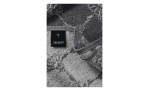 Nahaufnahme des JOOP! Gästehandtuch Classic Cornflower 50x100cm in Anthrazit Grau mit schwarzem Joop Label und Logo.