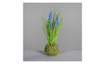 Muscari 23 cm mit blauen Blüten und grünen gräsern aus Kunststoff. Auf einem grauen Hintergrund.