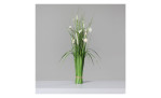 Das Stehgras 89 cm ist ein hohes Gras- und Blumenarrangement in Grün und Weiß in einer klaren Kunststoffvase.