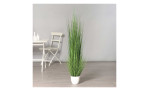 Isolepsis-Gras 145 cm aus Kunststoff in grün mit einem weißen Untertopf. Auf einem Hintergrund in grau mit Deko.