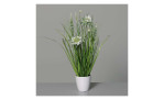 Wiesenblumengras 34 cm aus Kunststoff in grün mit weißen Blüten, Applikationen und Untertopf. Auf einem grauen Hintergrund.